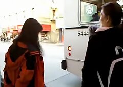 Bootycruise: chinatown バス停 11: 中国人熟女アップケツパンツ