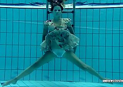 Lucy Gurchenko俄罗斯人多重儿童在水池裸体