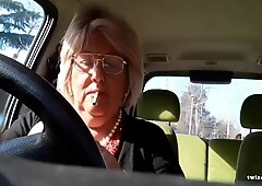 Истрианките баба мастурбации в тя кола