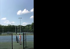 2021年8月に公開テニスコートで全裸撮影